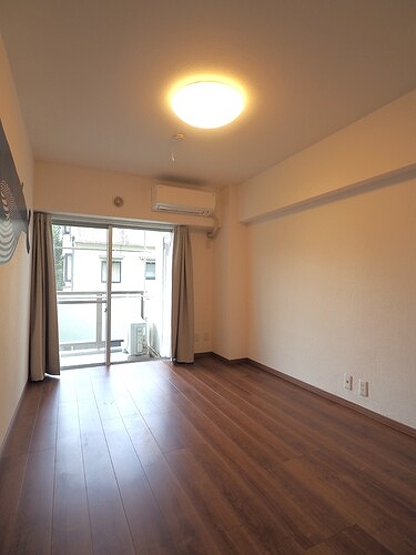 自由が丘パインクレスト3階 洋室６．５帖（西側）（内装前）