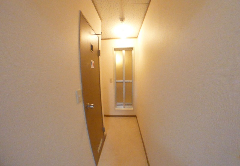 ヒルズペガサス2階 キッチンとつながる廊下