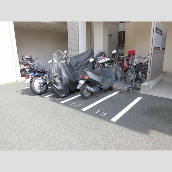 ラフィーネデュオ504号室 バイク置場
