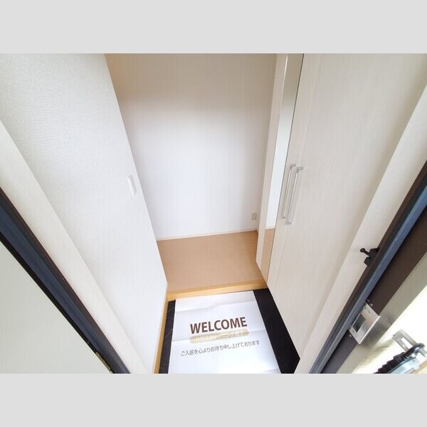 ウィスタリア　F101号室 玄関