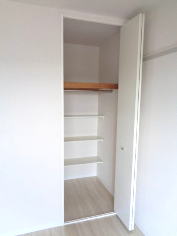 ファミーリェ二俣川0103号室 洋室１　収納　※別号室の参考写真です(現況優先・仕様違いの場合あり)