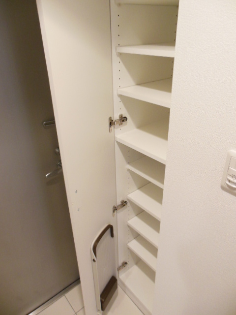 グランド・ガーラ新横浜South5階 傘やブーツも収納可能なシューズボックス