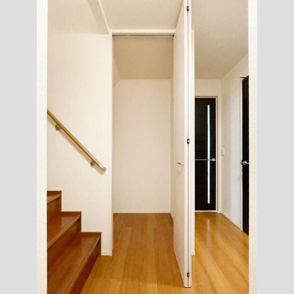 杜若101号室 階段横物入