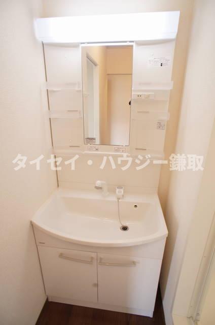 リリーヴィレッジＥ棟 あると便利な独立洗面台です