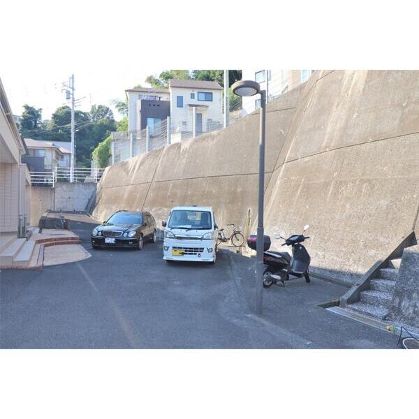 ベルセゾン201号室 駐車場