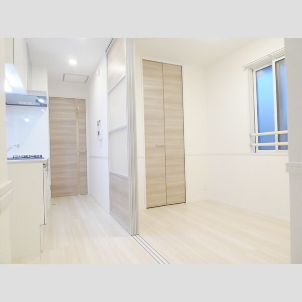 グラセフルⅢ302号室 LDKよりキッチンと洋室