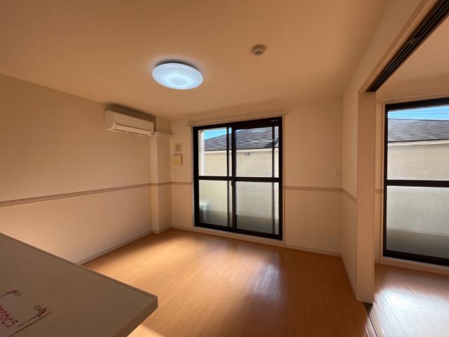 クレアトゥール　エスト　(Ｃｒｅａｔｅｕｒ　ｅｓｔ)205号室 リビング