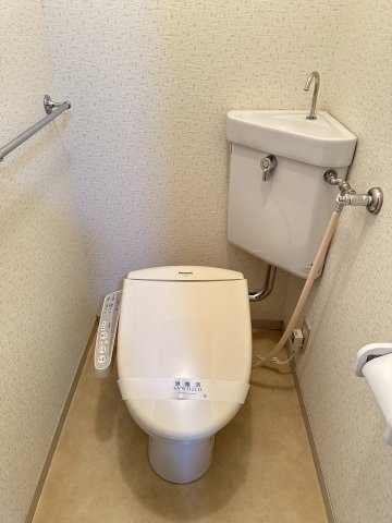 フラット井土ヶ谷203号室 トイレ