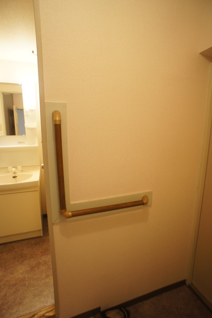 カーサ八千代 玄関に哲理も完備！高齢の方にも安心です！