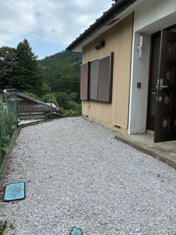 ココハウス 玄関の前に駐車場あります。