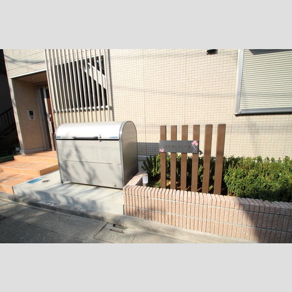 シトロンフレアⅢ ゴミ置き場と館名プレート