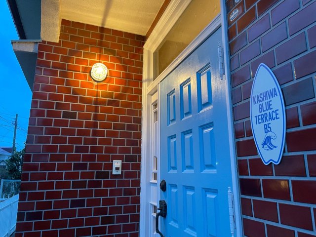 KASHIWA BLUE TERRACE B5 水色と白のツートンカラーのドアで気分も上がる！