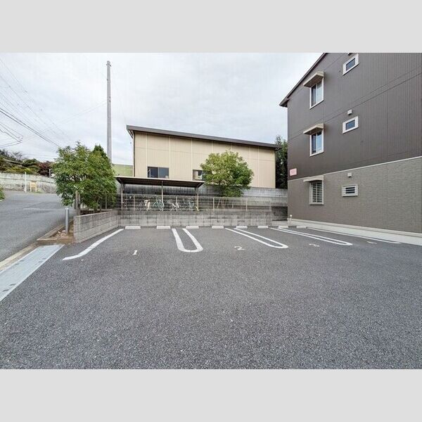 ヒラリバー103号室 駐車場