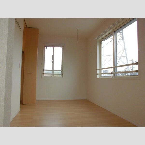 ラ　ルーチェ202号室 洋室は2面採光で陽当たり良好♪