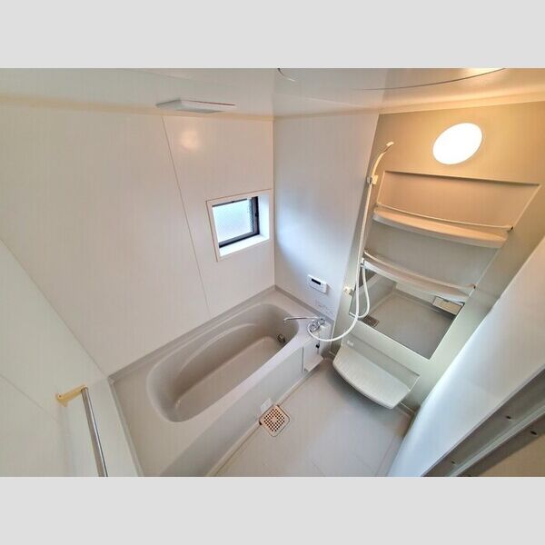 ウィスタリア　C 窓付きの明るい浴室(追焚機能有り)