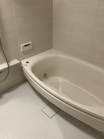 広尾アパートメント304号室 浴室サイズは充実140センチ×180センチ　ゆったりおくつろぎ頂けます。