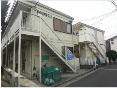 グランデュール白楽105号室 軽量鉄骨造の2階建　敷地内にゴミ置き場があります