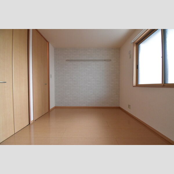 リビングタウン西寺方町211号室 玄関側洋室6帖