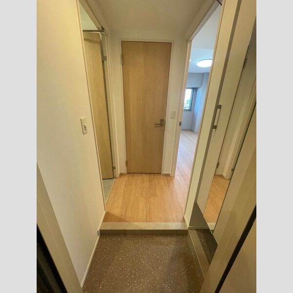 ロイジェント西新井0106号室 玄関