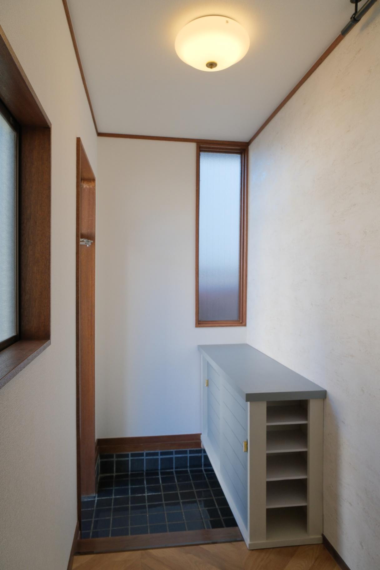 北欧andフレンチのデザイナーズリノベ戸建 大型の下足入。窓付きの明るい玄関。