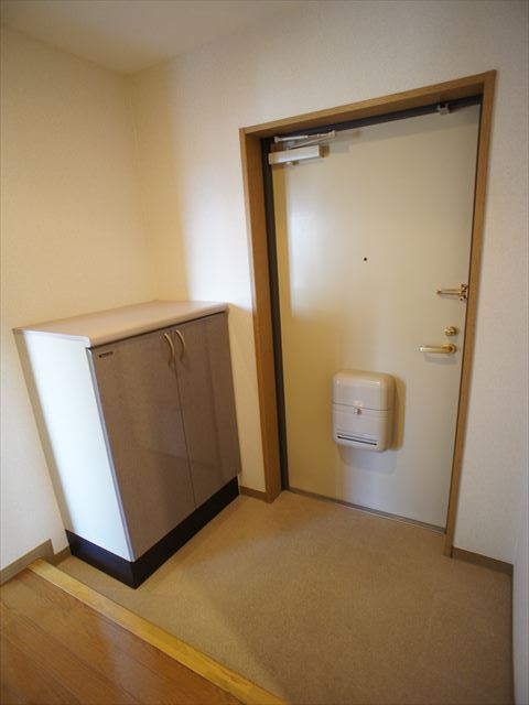 椎の実ハイツ シンプルで使いやすい玄関です