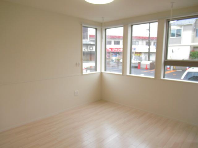 シェトア三山 コーナーサッシで明るい室内