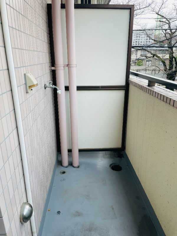 アーバンヒルズ多摩永山第２ 室外洗濯機置き場