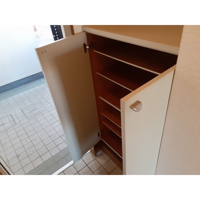 マロンクラッセＥ棟0101号室 下足入