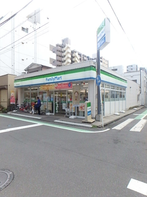 ガーラ・リバーサイド横濱南7階 ファミリーマート横浜新川町店 落ち着きのあるロビーにはカメラ付オートロック完備