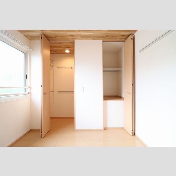 メゾン・ド・シャテーヌ203号室 収納