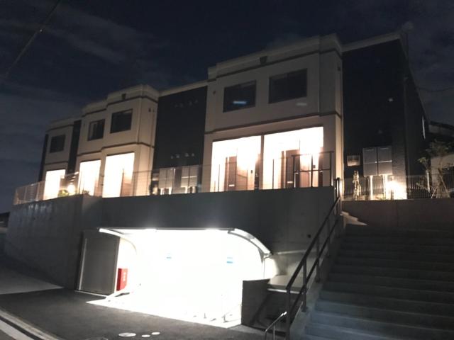 スターテラス善行 外観写真（夜）