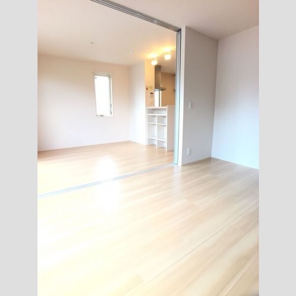 フェリシアKarakida 洋室6帖+LDK9.7帖(仕切りのスライド扉を開けた状態です)2