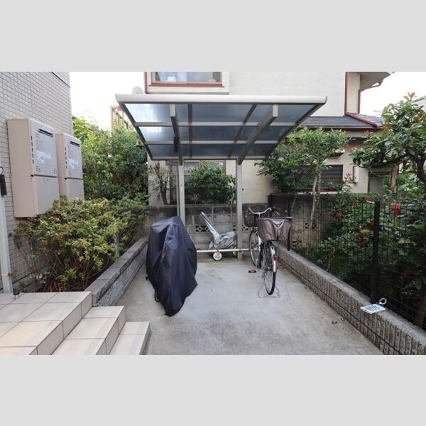 メゾン ド ショコラ202号室 屋根付き自転車駐輪場