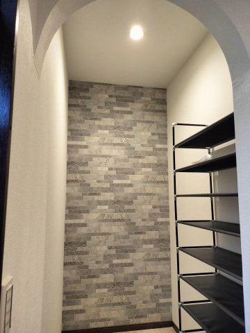 ペットと暮らす土間のある家　流山戸建 収納力たっぷりのシューズインクローゼット