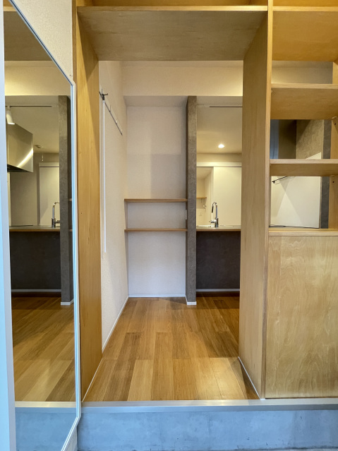 OWN APARTMENT 一之江102号室 玄関