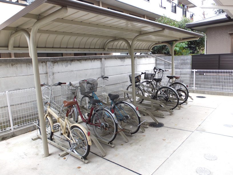 レオパレスアミティエ302号室 屋根付駐輪場