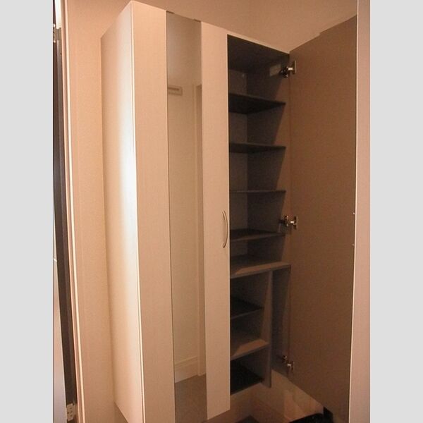 セジュール保塚A 玄関にはミラー付きシューズBOX!