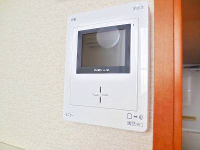 レオパレスＭＫⅢ203号室 モニター付きインターフォンで急な来客にも慌てません。