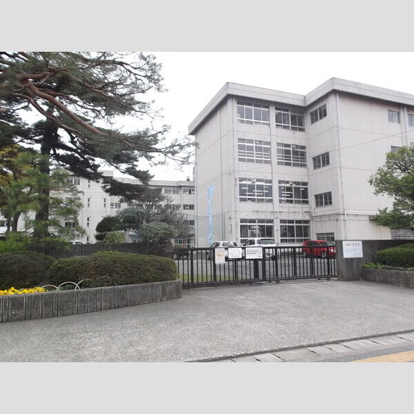 ブリュンヒルト 駐車場