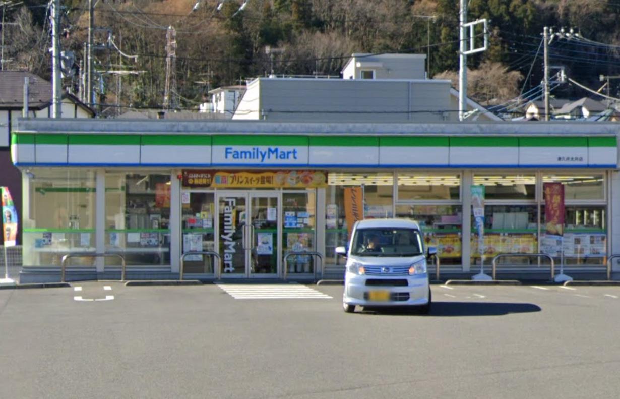 サスティナブルハウス 【コンビニエンスストア】ファミリーマート 津久井太井店まで488ｍ