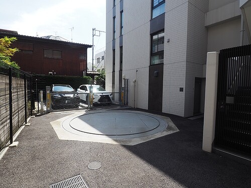 ディアナコート三軒茶屋2階 駐車場　※2026年4月撮影