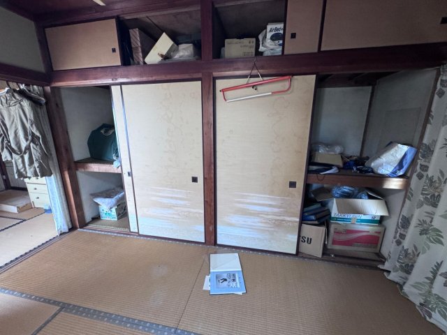 戸塚区小雀町戸建 2階和室の押し入れ収納