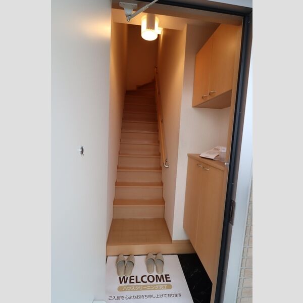 ブライトコート　A202号室 玄関・階段