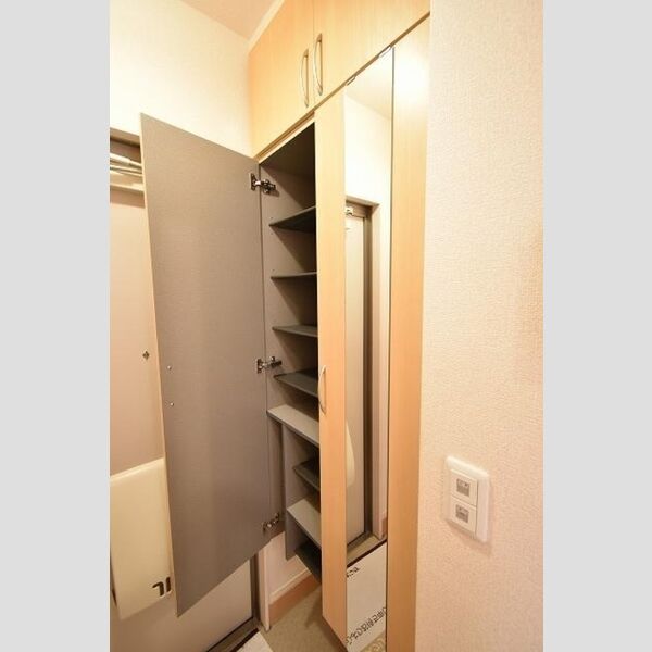 リバーハイム102号室 玄関横シューズボックス