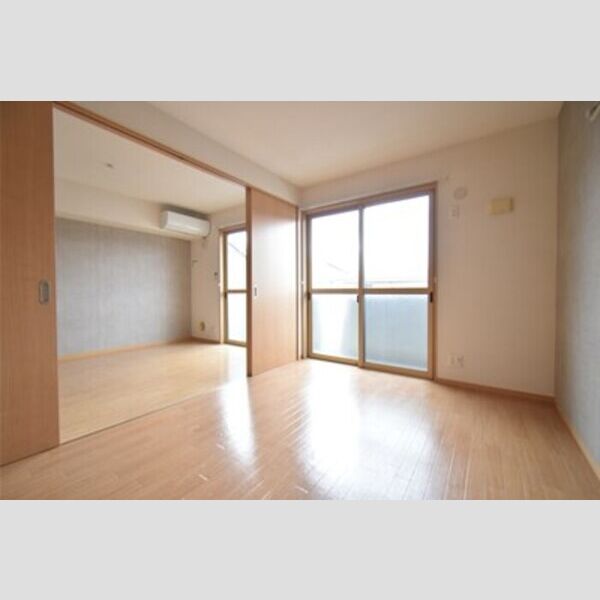 クレール秋桜202号室 居室とリビングダイニング