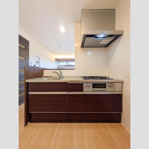 ヴァンヴェール碧201号室 対面式システムキッチン(3口ガスコンロ)