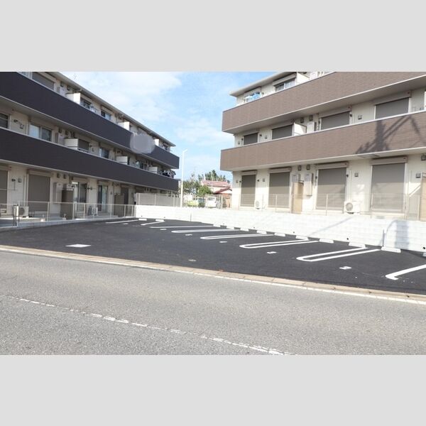 クレシェンテ 駐車場