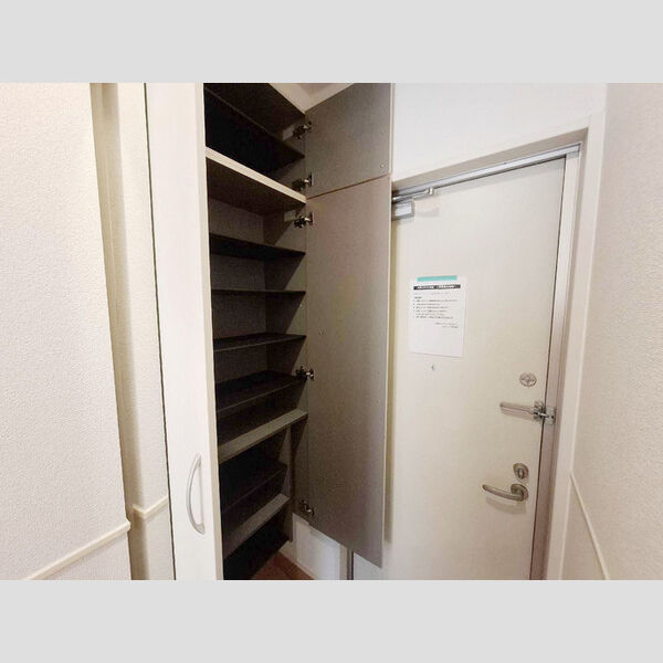 コモレビ大蔵　S E104号室　玄関収納