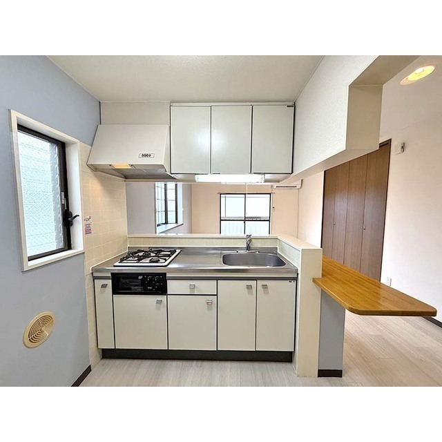 メゾン　カープ201号室 グリル付きの対面カウンターキッチン