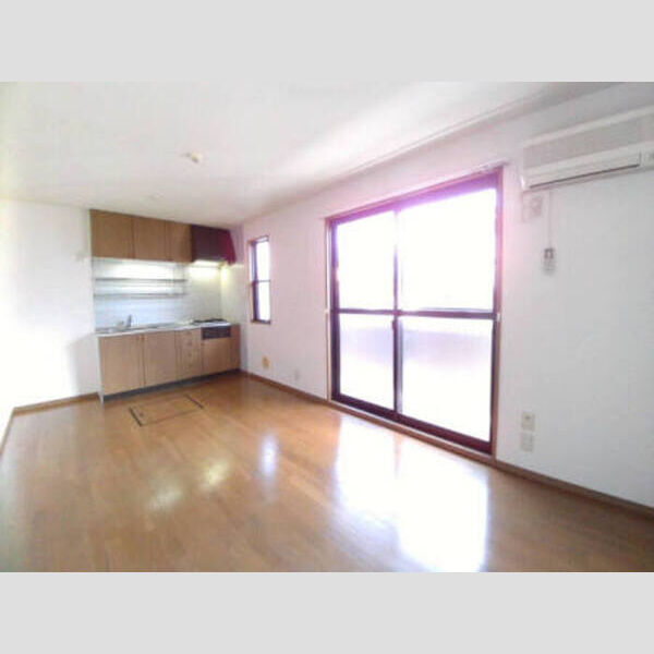 セゾン西橋本103号室 自然光が注がれるキッチン